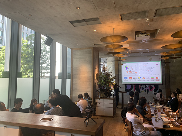 プレゼンテーションしている女性と聴衆者